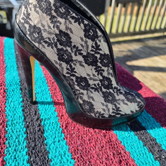 Lace booties - Picture 2 of 3